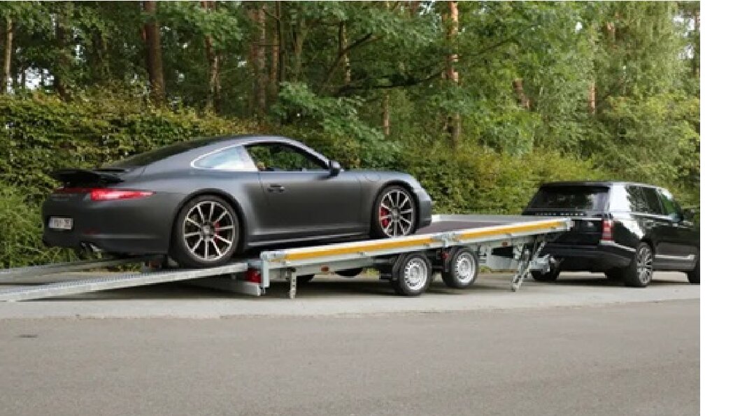 Fahrzeugtransport auf einem Anhänger